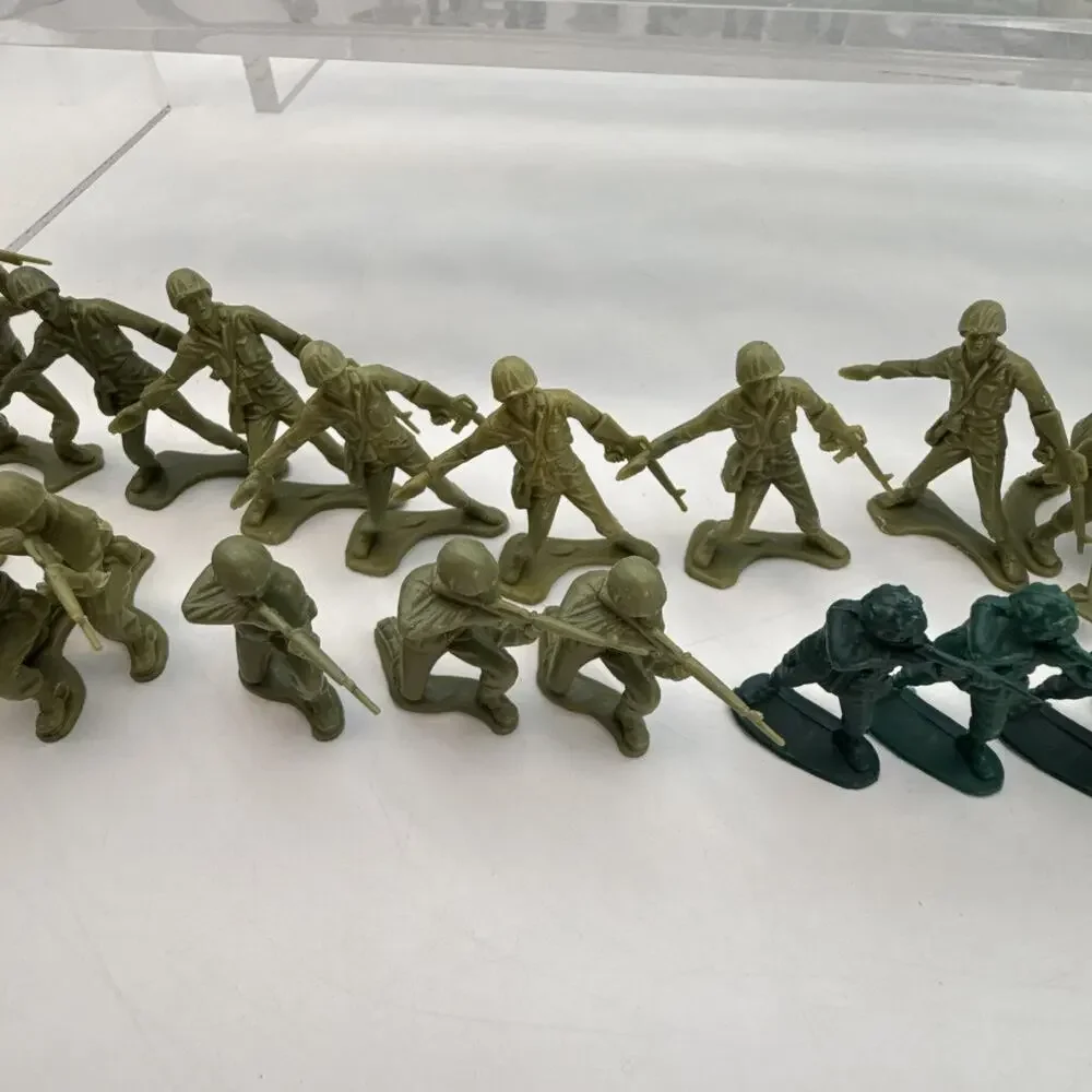 Lot of 120 Vintage WW2 Army Men Green Gray White Plastic Soldiers Figures